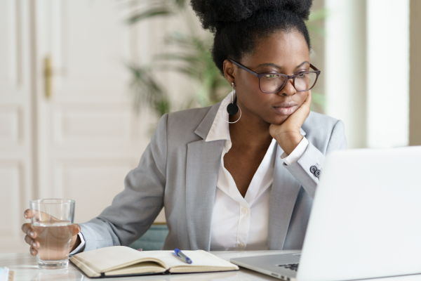 Employee focused on completing work at a desk as a deadline approaches, illustrating focus at deadline.